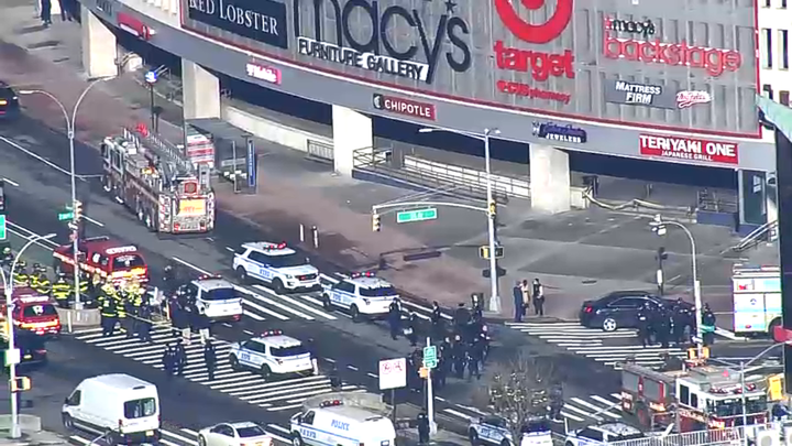 تجمع الشرطة في مكان الحادث