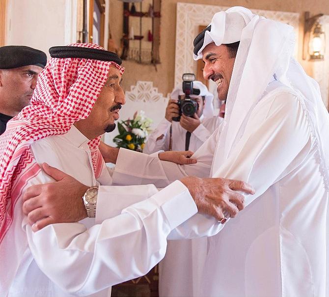 أمير قطر يغادر الدوحة متجها إلى المدينة المنورة