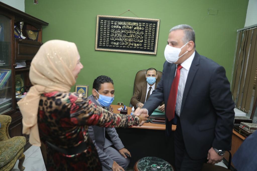 محافظ سوهاج وكيلا لعروس يتيمة خلال عقد قرانها