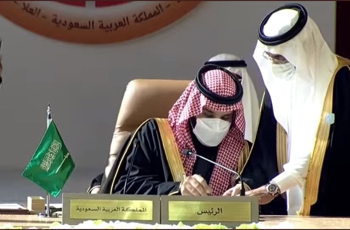 الأمير محمد بن سلمان أثناء التوقيع علي البيان الختامي للقمة 
