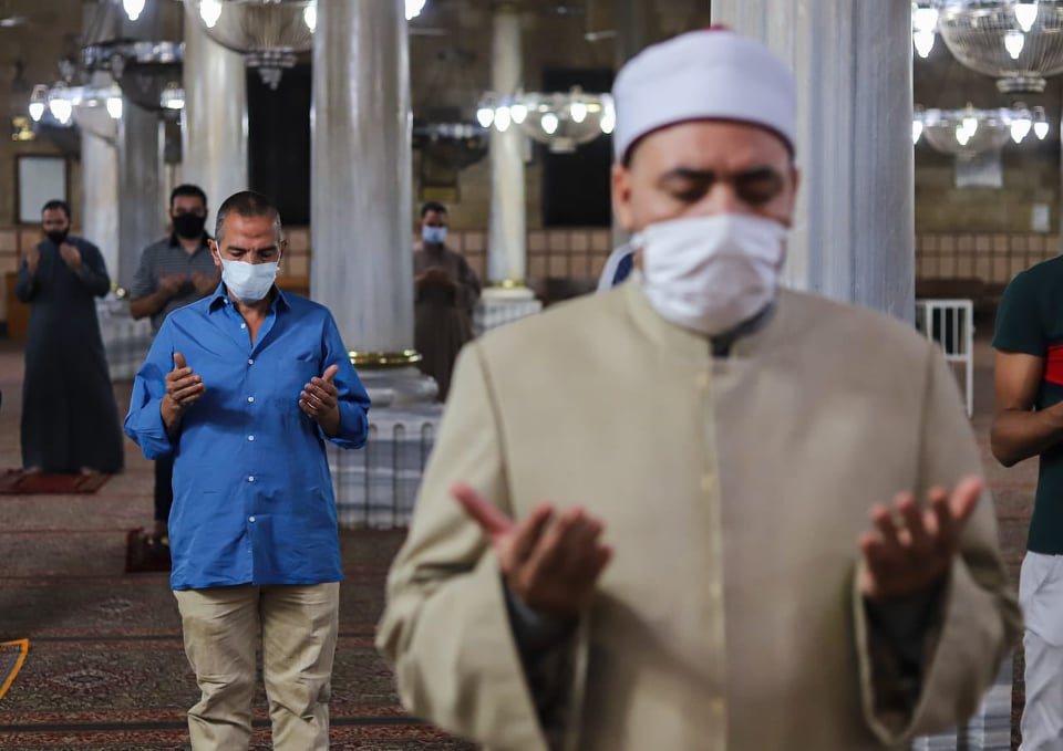 هل يجوز رد السلام أثناء الصلاة إذا سمعت اسم النبي؟ 