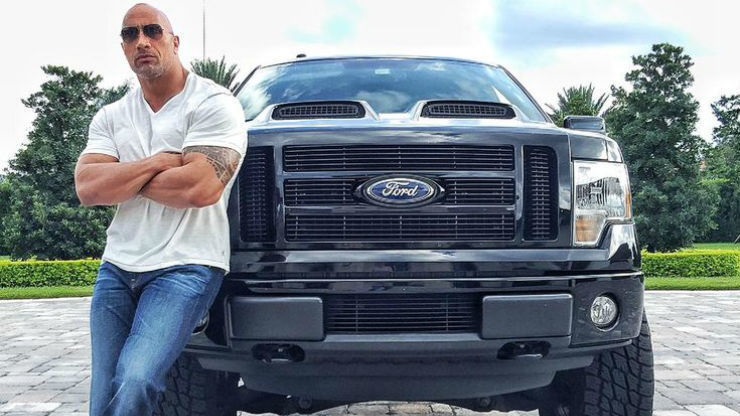 الصخره THE ROCK يهدي صديقة سيارة فورد F1-50
