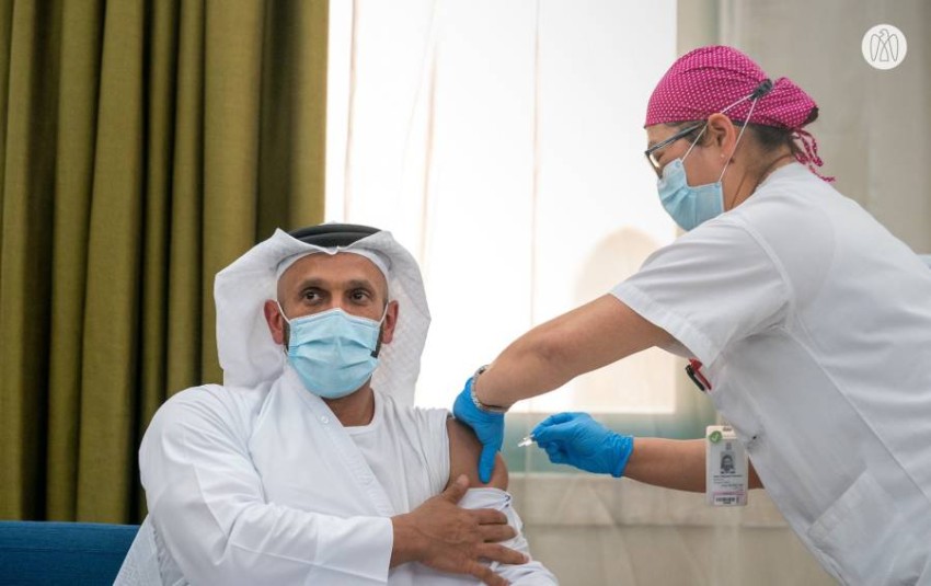 المتطوعين في الإمارات يتلقون اللقاح الروسي ضد كورونا