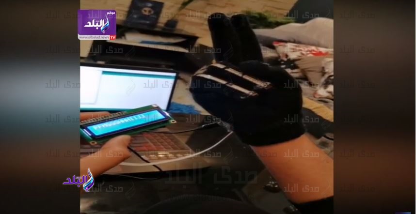 جهاز مبتكر لتحويل لغة الإشارة لحروف أبجدية