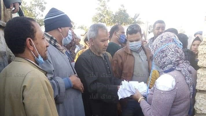 توزيع 400 كرتونة مواد غذائية 
