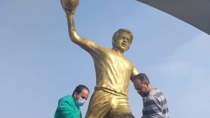 تمثال للاعب كرة يد بمدخل الإسكندرية