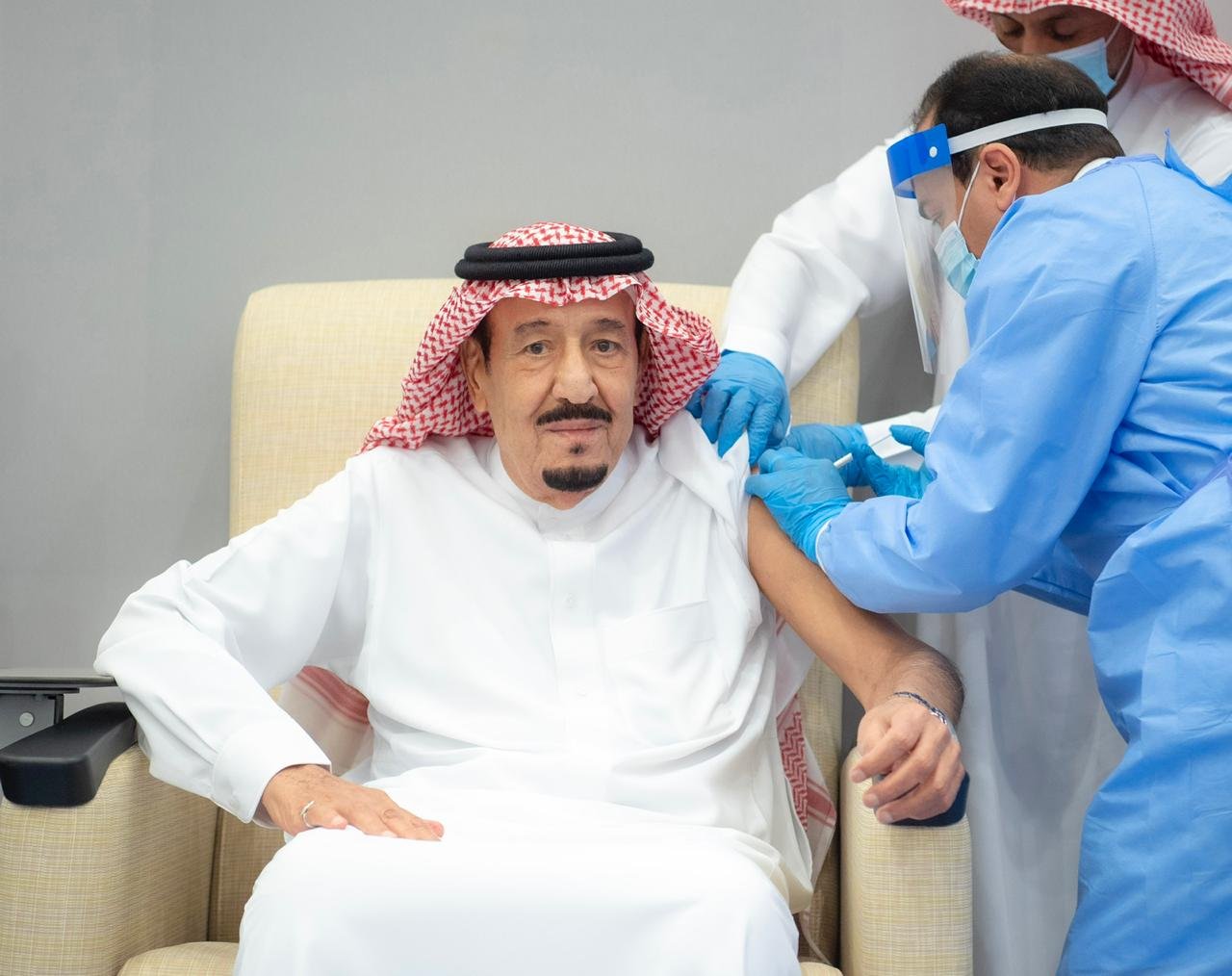 الملك سلمان يتلقى الجرعة الأولى من لقاح كورونا الملك سلمان يتلقى الجرعة الأولى من لقاح كورونا