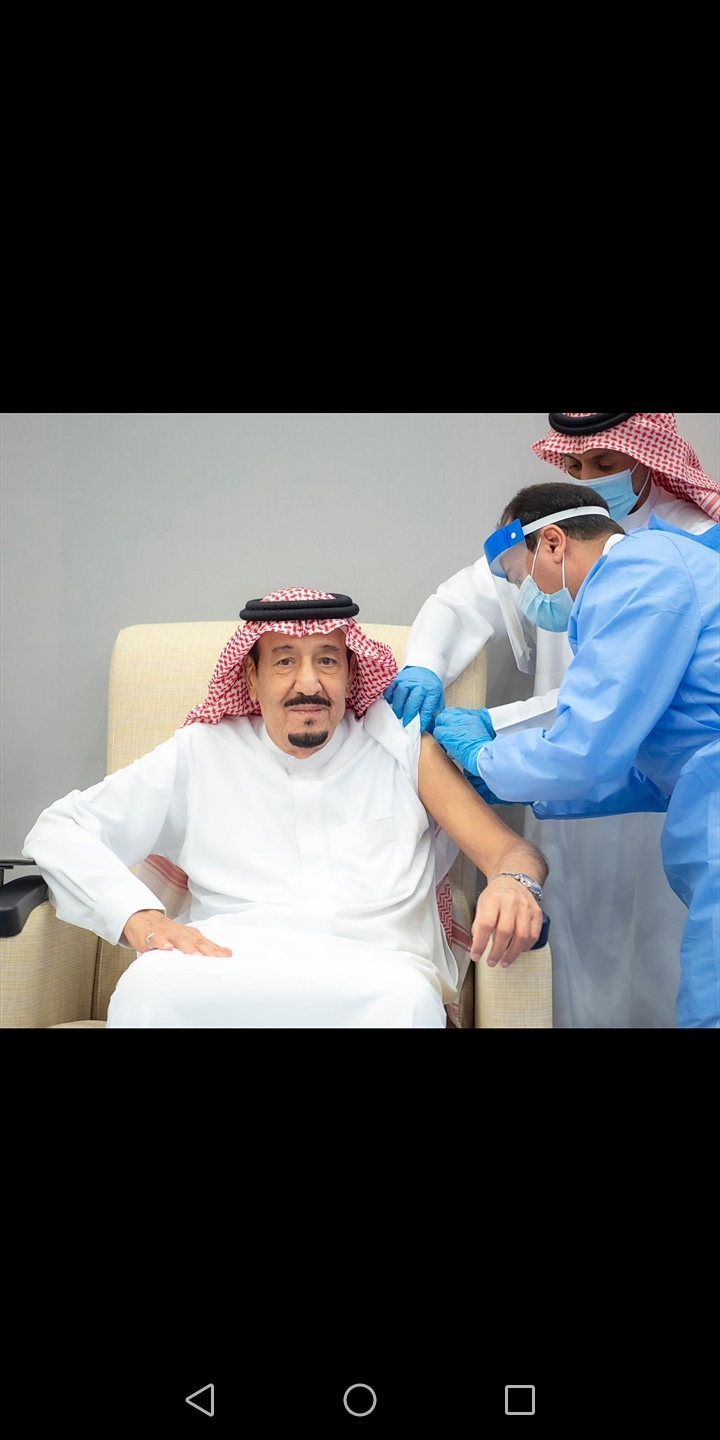 العاهل السعودي أثناء تلقيه لقاح كورونا 