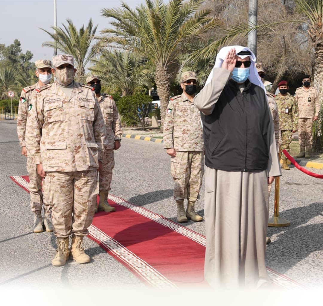 وزير الدفاع الكويتي أثناء الزيارة 