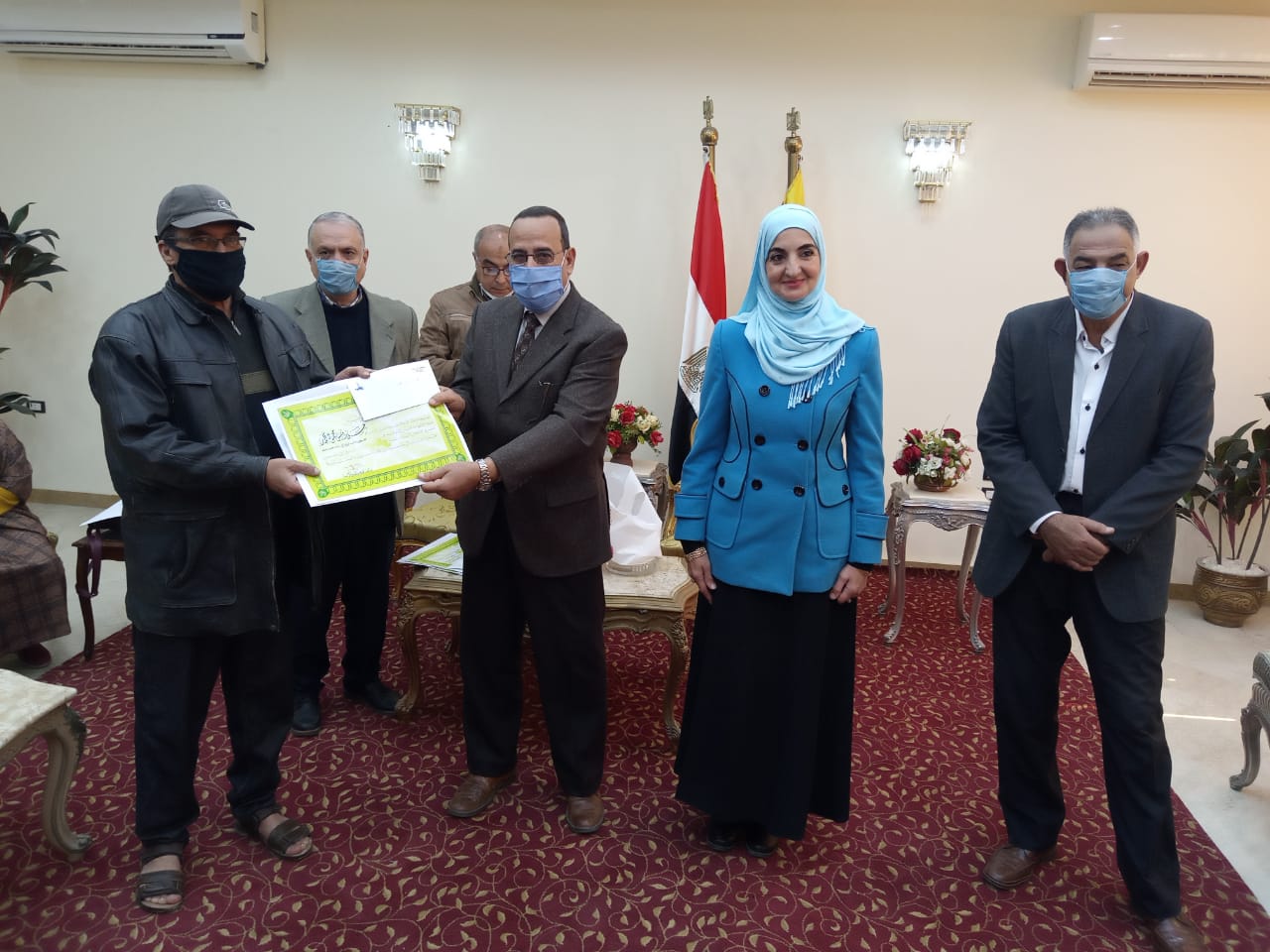 محافظ شمال سيناء يكرم الفائزين فى مسابقة " الست دى أمى "