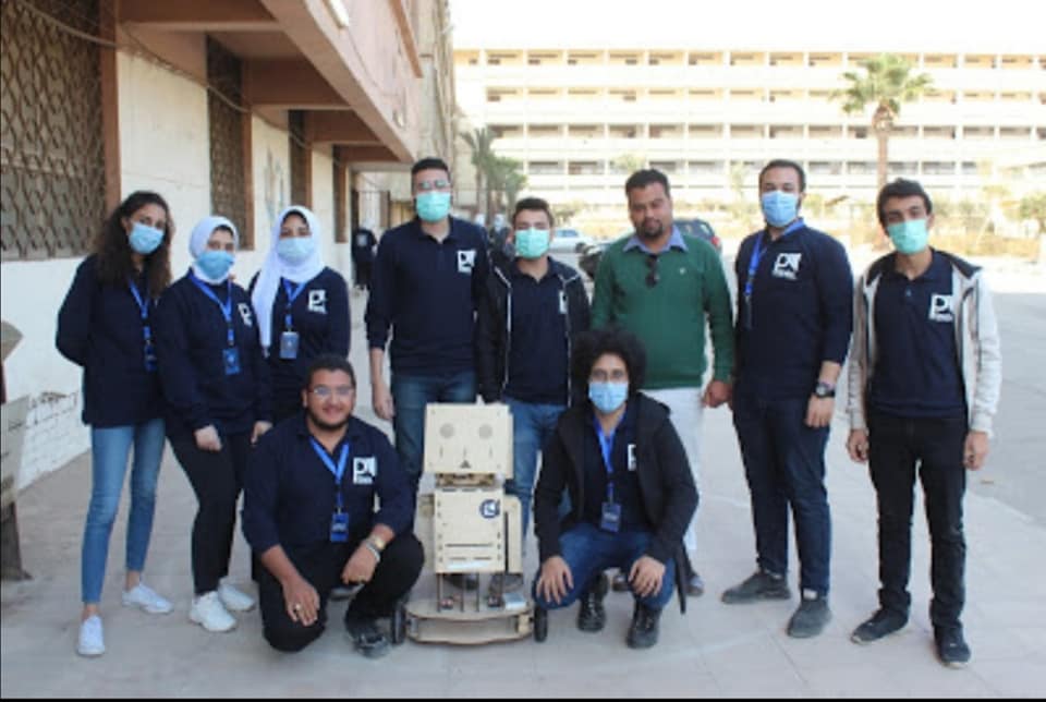 أعضاء فريق بيكسلز من طلاب كلية الهندسة جامعة حلوان