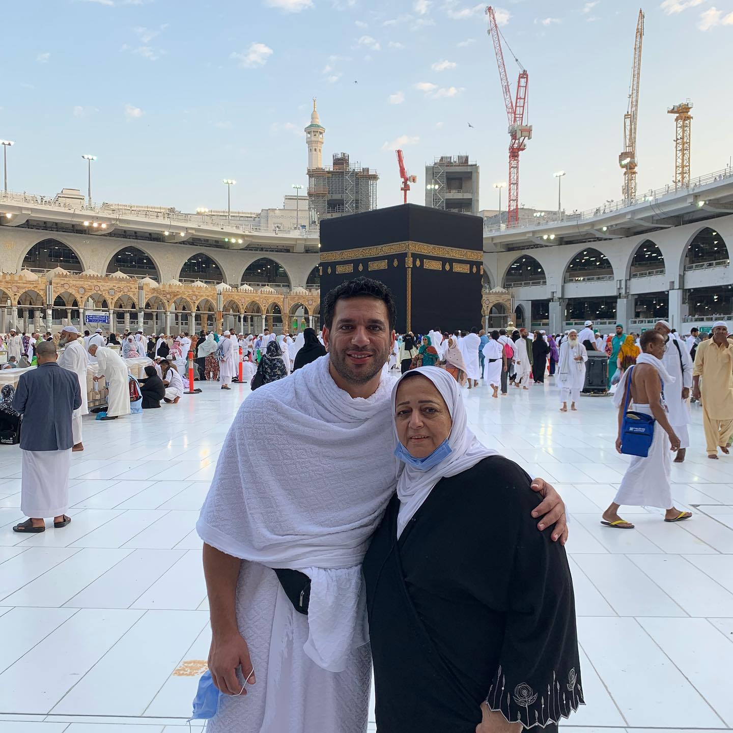 حسن الرداد ووالدته 