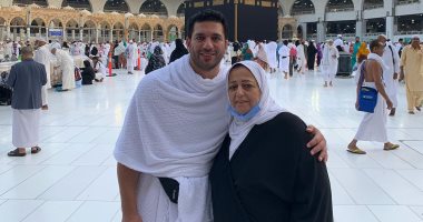 الفنان حسن الرداد ووالدته 