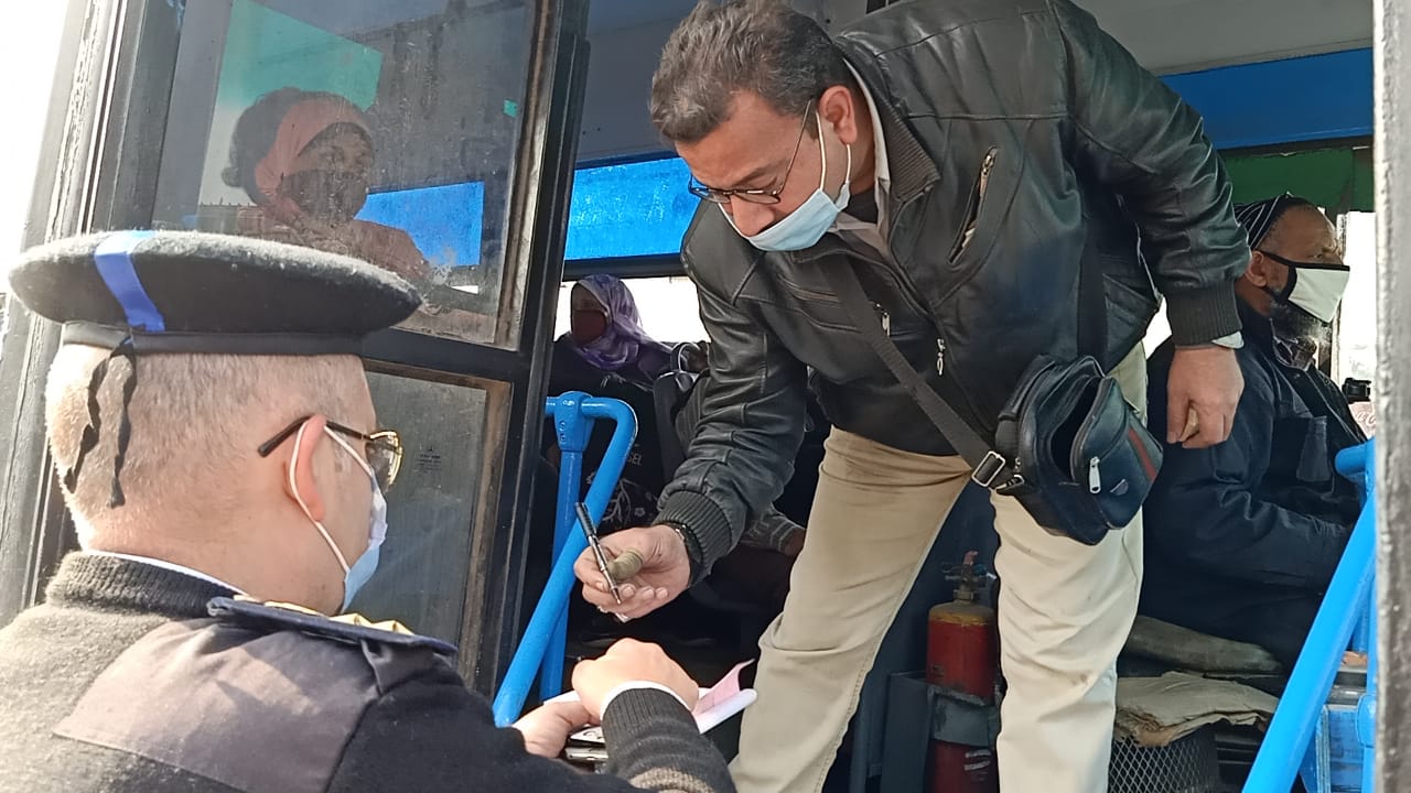 محافظ القاهرة يحرر محضرا لموظف في النقل العام
