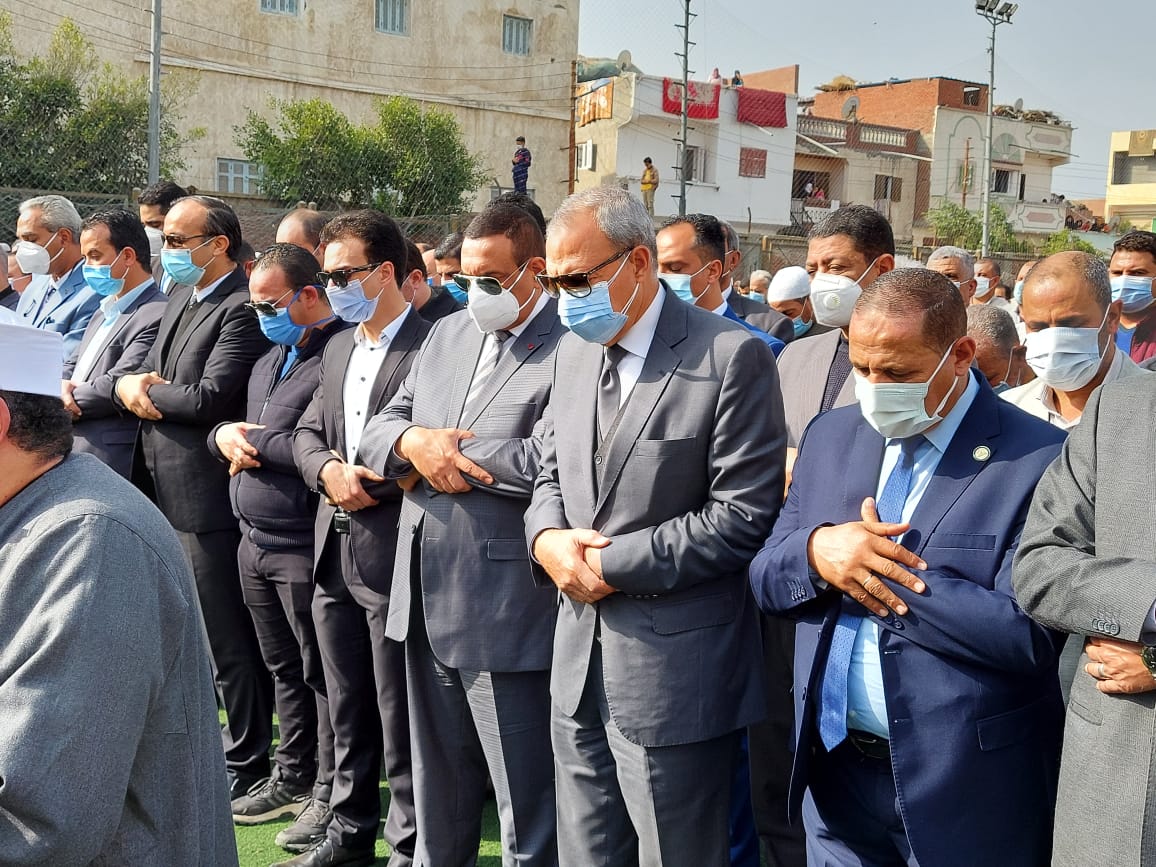 حافظا البحيرة والقليوبية يشهدان صلاة الجنازة
