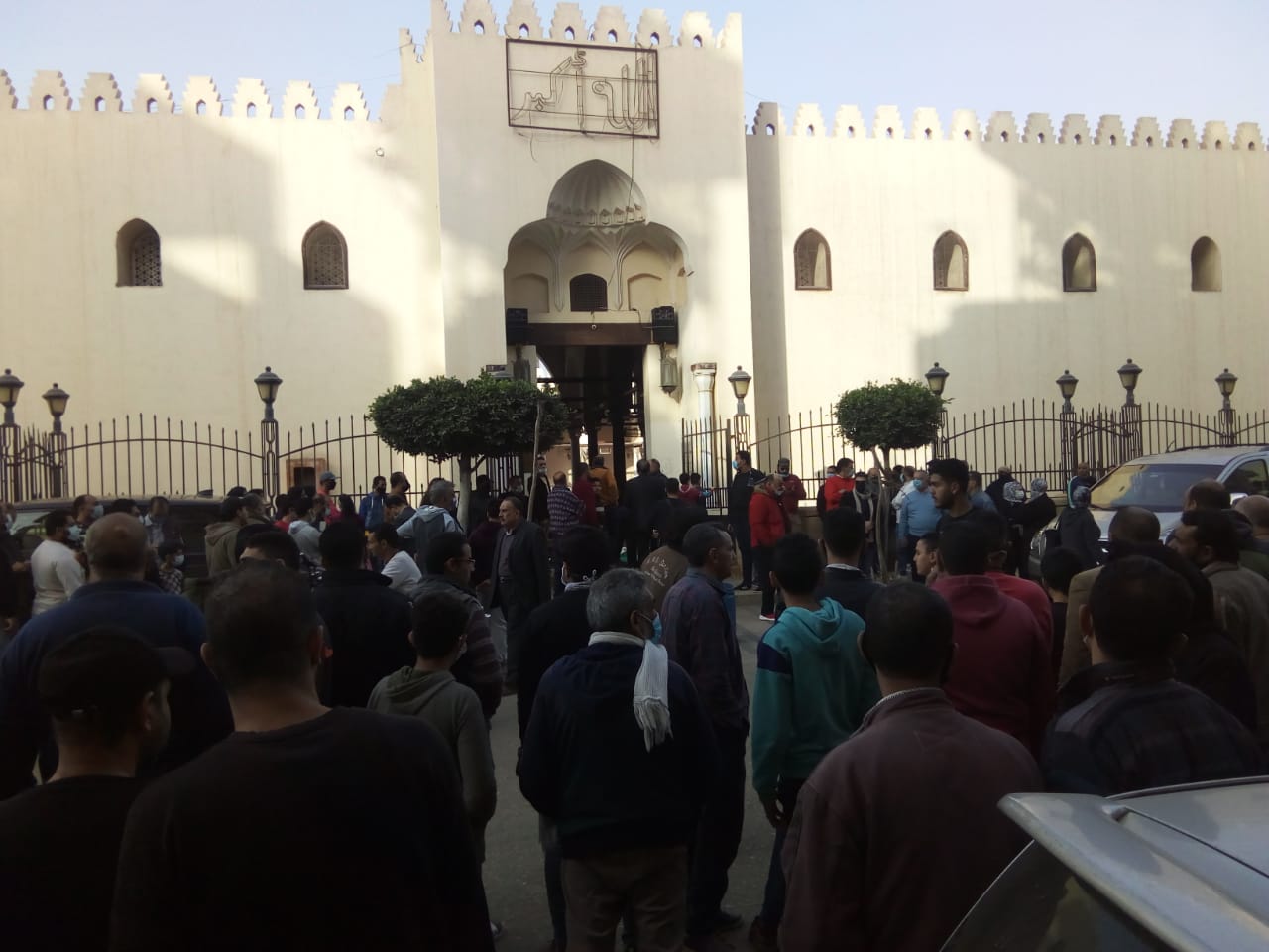خروج جثمان والدة حسن الرداد من المسجد 