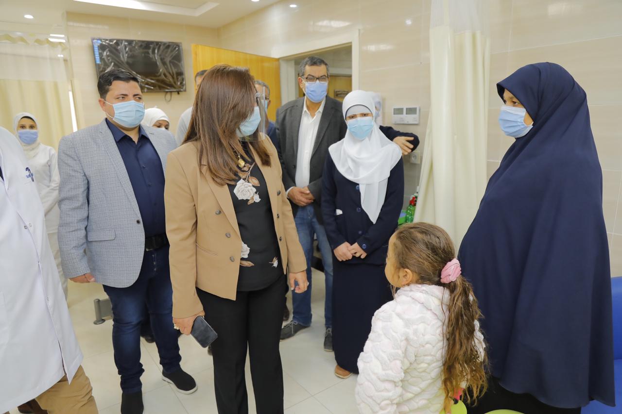 جولة مفاجئة لمحافظ دمياط بالمستشفى العام