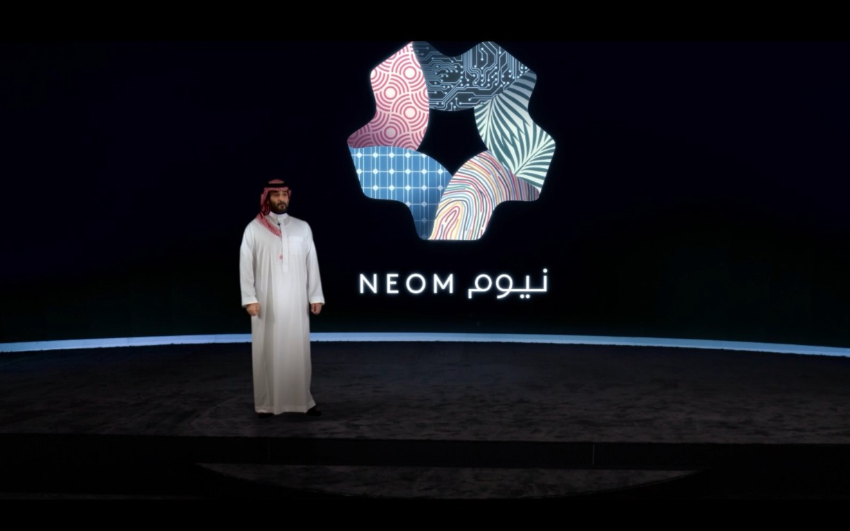الأمير بن سلمان خلال افتتاح المشروع