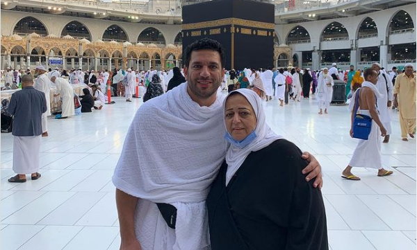 حسن الرداد ووالدته 