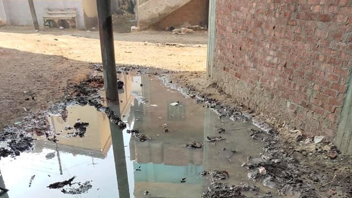 عمود كهربائى وسط مياه الصرف 