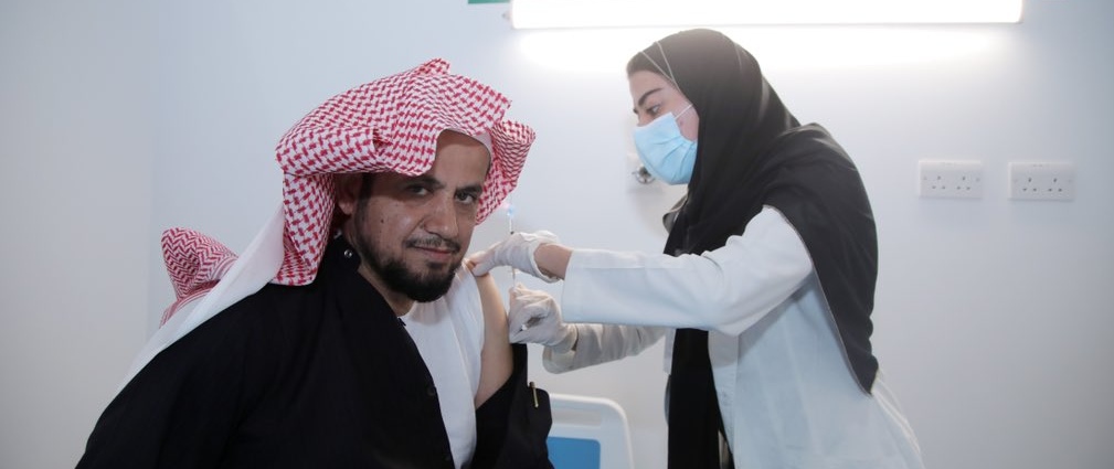 النائب العام السعودي أثناء تلقي اللقاح 