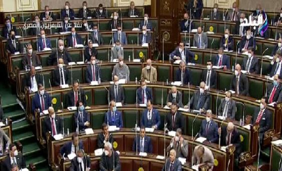  مقرر جلسة البرلمان يطالب أعضاء المجلس بارتداء الكمامات