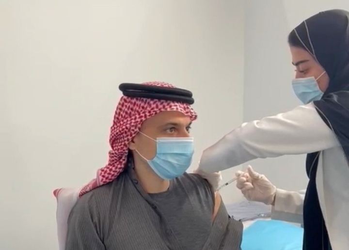 وزير الخارجية أثناء تلقيه اللقاح 
