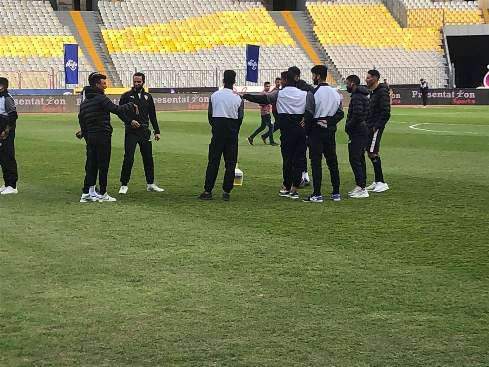 عنتر ورفعت يصافحان لاعبي الزمالك