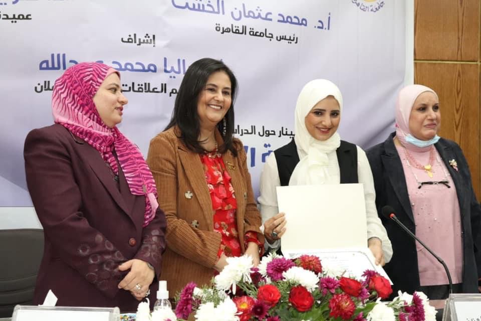 الدكتورة هويدا مصطفى عميد كلية الإعلام جامعة القاهرة