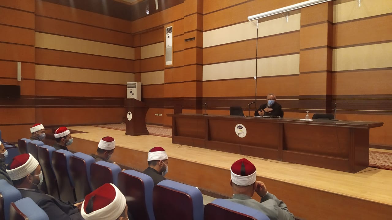 أستاذ علم اجتماع يلقي محاضرة بأكاديمية الأوقاف الدولية