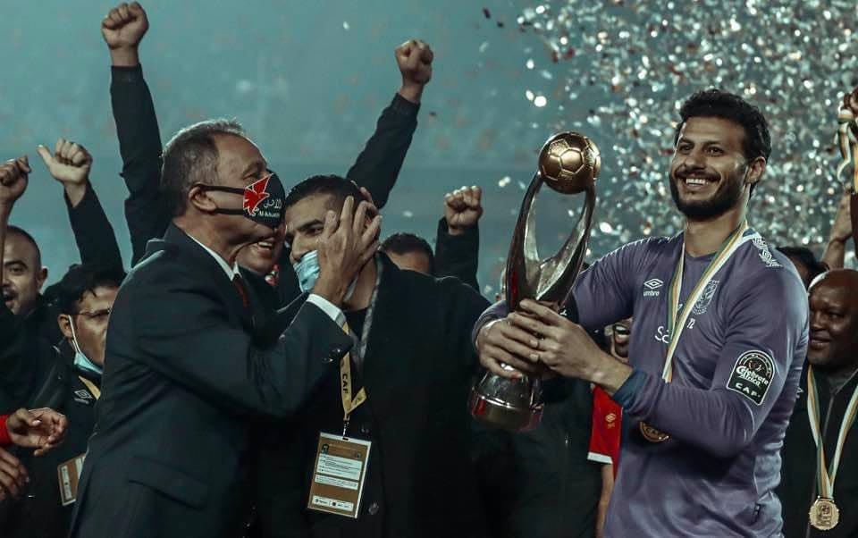 مؤمن زكريا والخطيب أثنا تتويج الأهلي بلقب إفريقيا