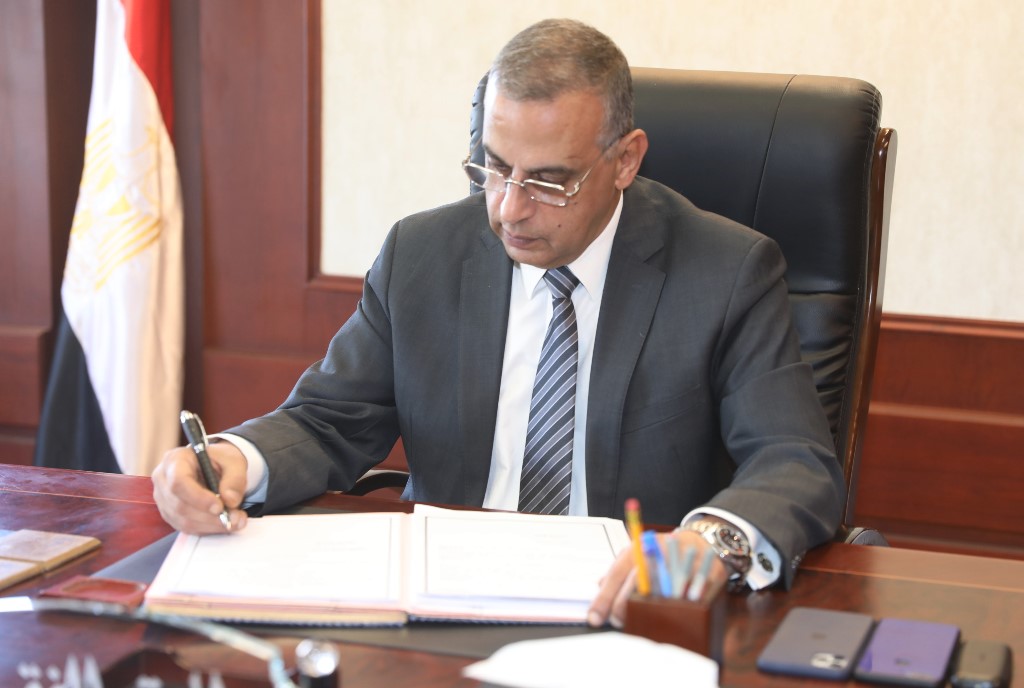 محافظ سوهاج يجري حركة تغييرات محدودة بالقيادات المحلية