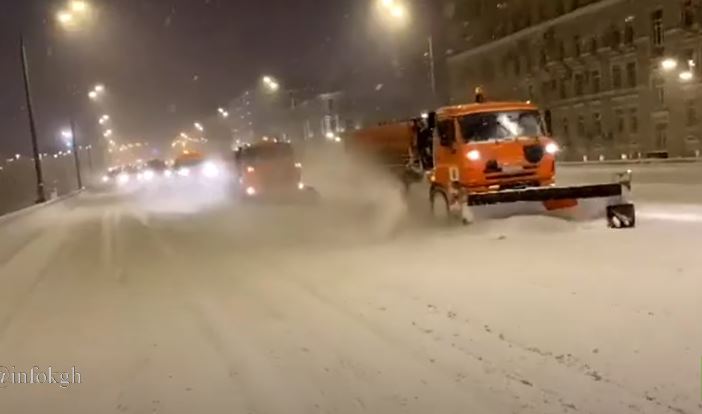 عاصفة ثلجية تضرب موسكو 