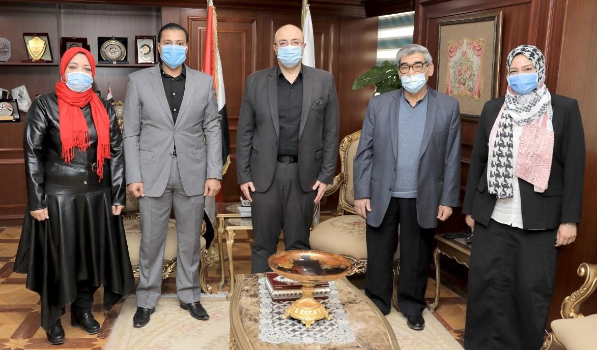 محافظ بني سويف يبحث مع وفد نقابة العلاج الطبيعي 