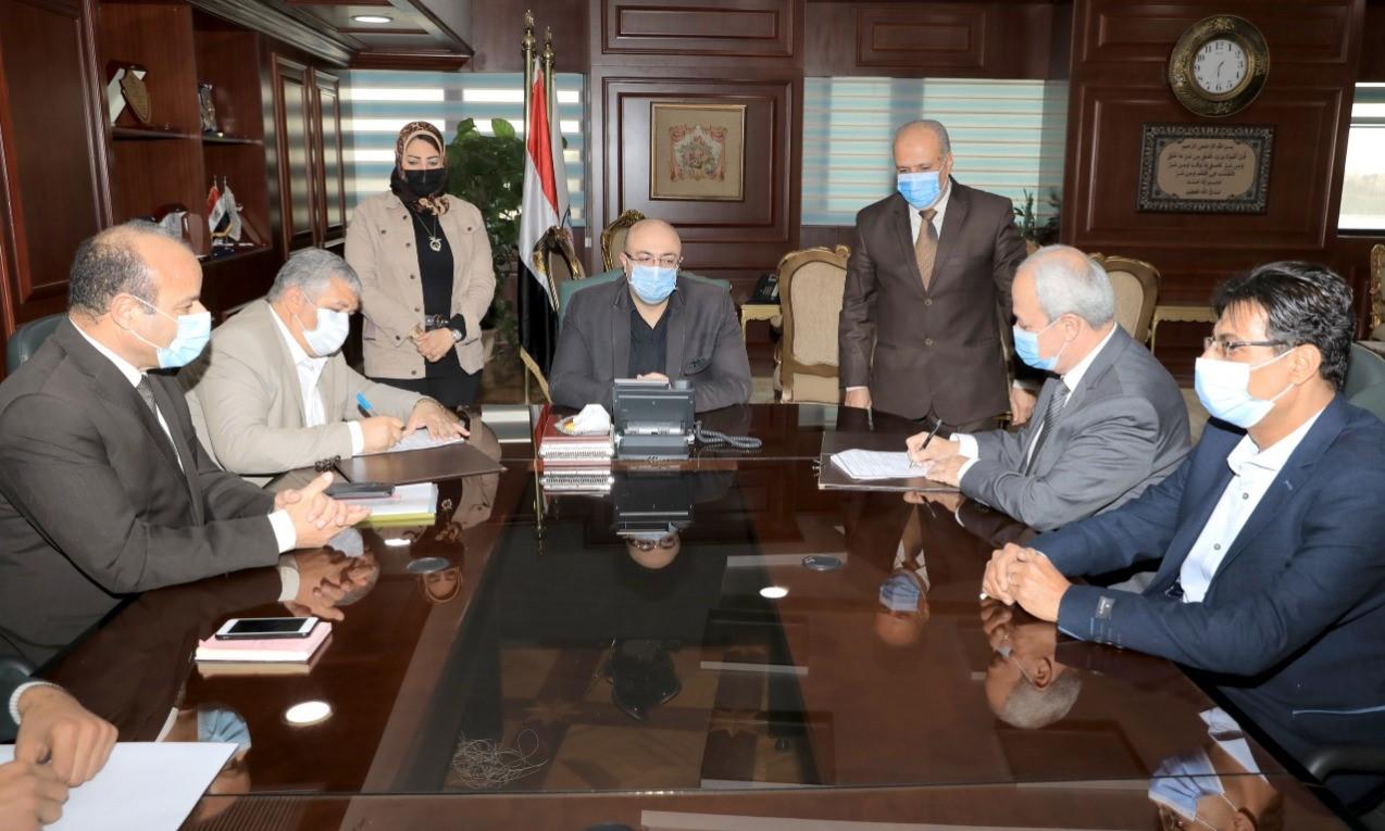  توقيع بروتوكولات رصف الطرق في بني سويف