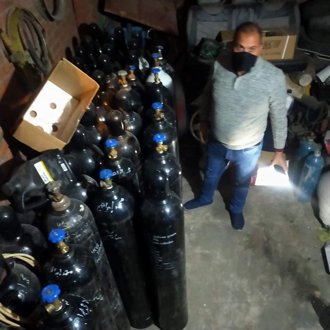   ضبط مخزن بحوزته أسطوانات الأكسجين قبل بيعها في السوق 