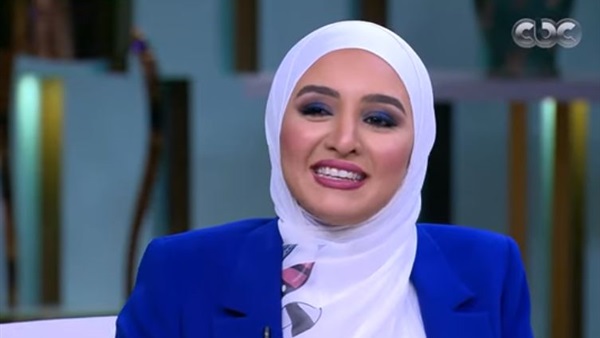 الفنانة هلا رشدى