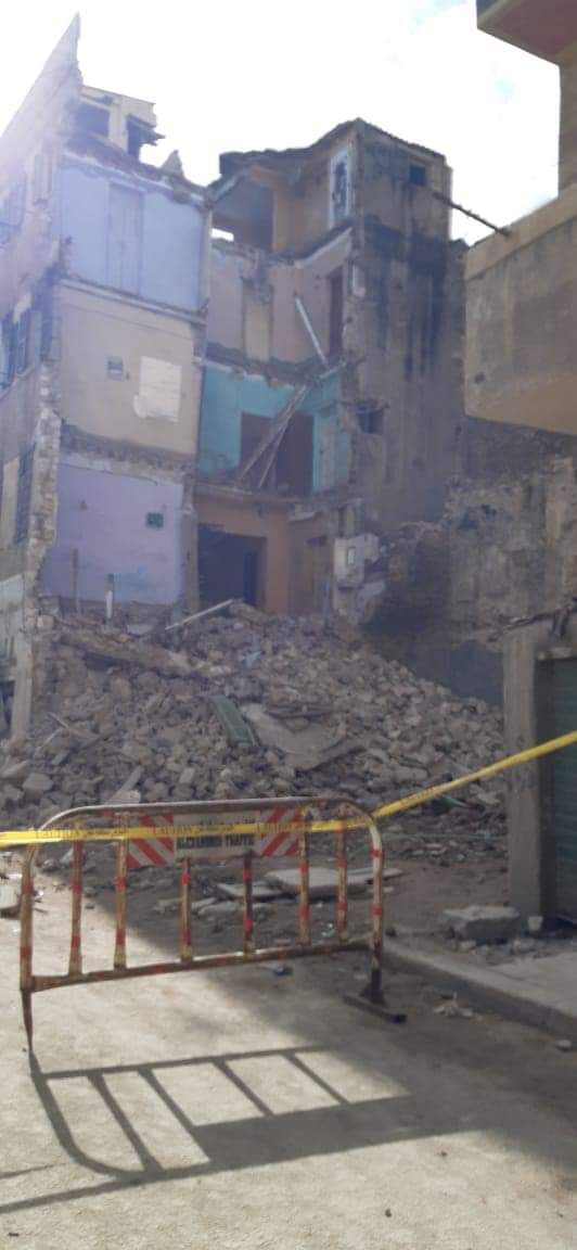 سقوط أجزاء من عقار بحي غرب الإسكندرية... شاهد