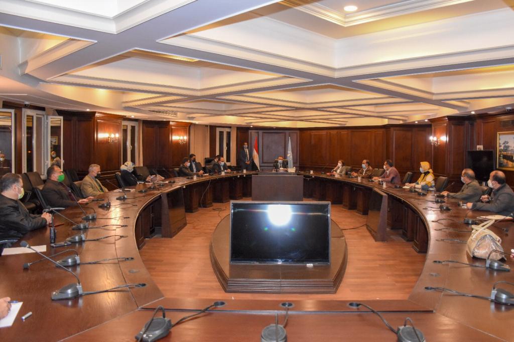 المحافظ خلال الاجتماع 