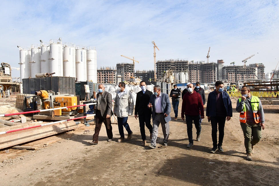 نائب وزير الاسكان خلال جولته 