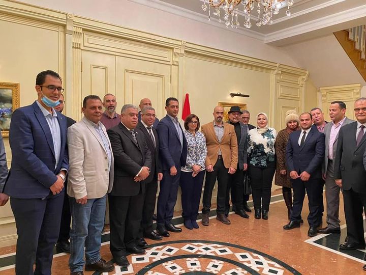 السفيرة وأعضاء السفارة يتوسطون مجموعة من أبناء الجالية 