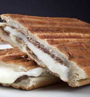 وجبة موفرة ... إليك طريقة عمل حواوشي بالجبنة