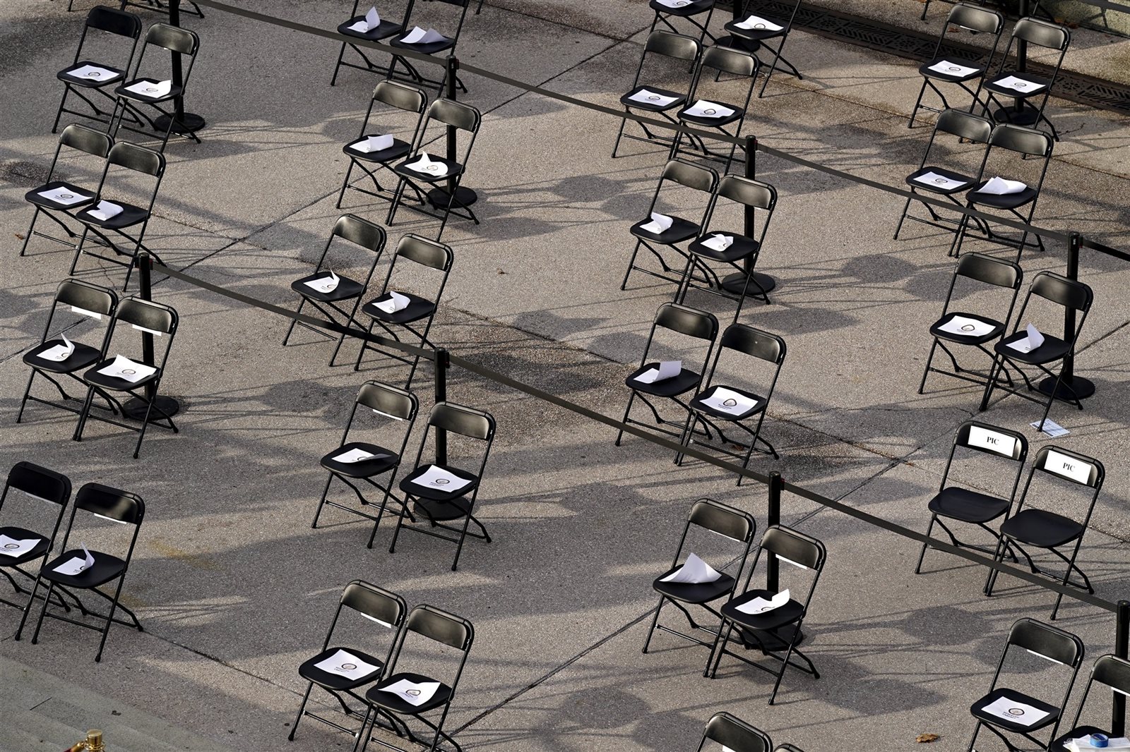 التباعد الاجتماعي  إلزامي في حفل التنصيب