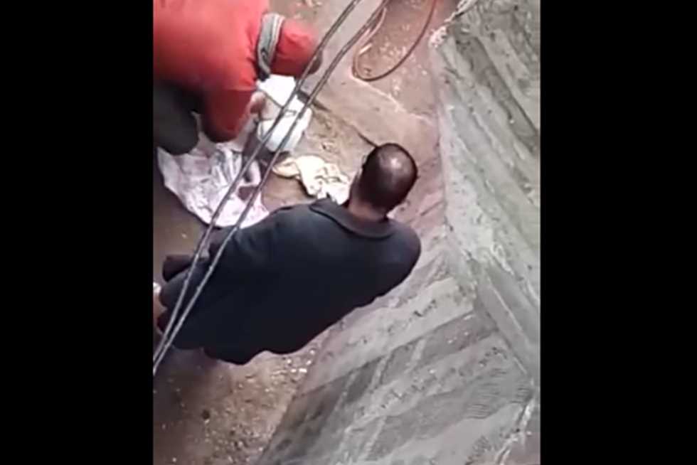 الاب أثناء محاولته حرق ابنته