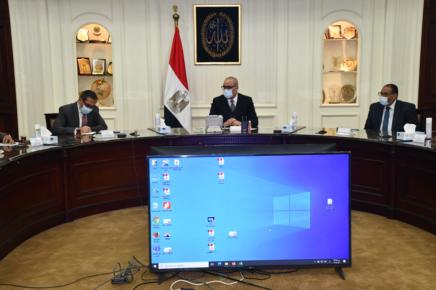 وزير الاسكان خلال الاجتماع وزير الاسكان خلال الاجتماع