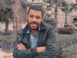 مشرد يعشق كتب نجيب محفوظ ويؤلف القصائد 