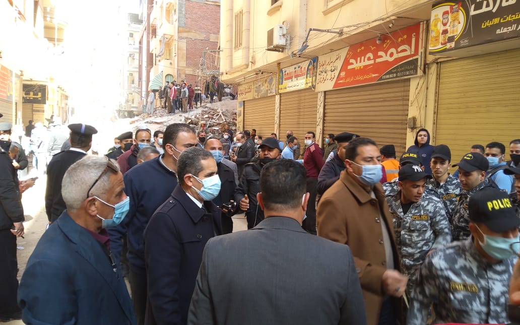 محافظ الغربية في موقع العقار المنهار 
