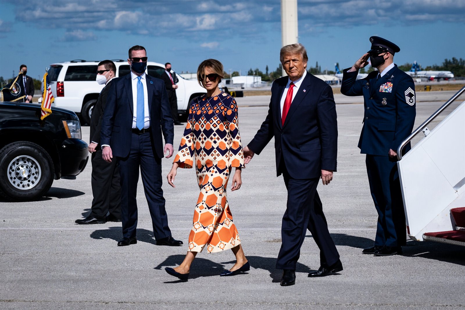 ميلانيا ترامب تثير الجدل مجددا حول علاقتها بزوجها