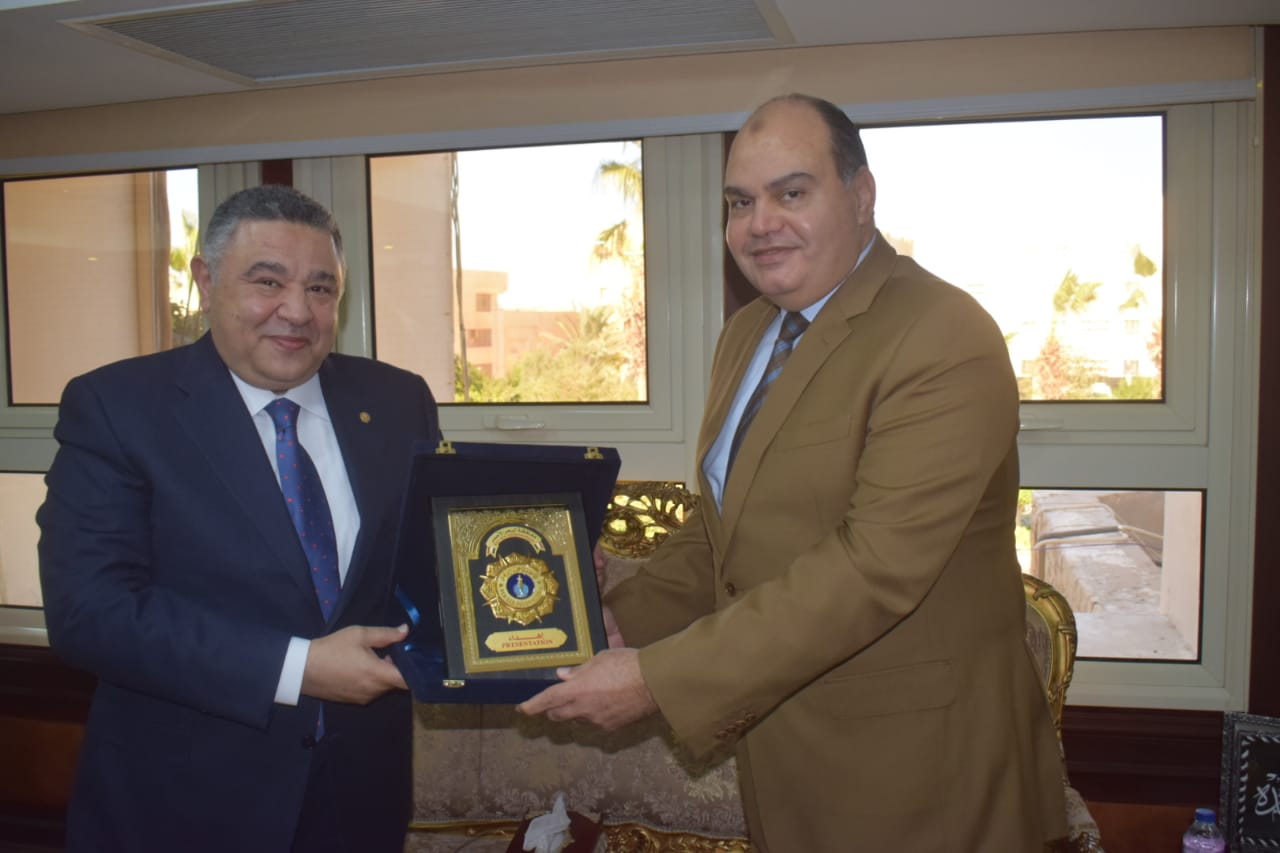 محافظ البحر الأحمر يزور مديرية الأمن للتهنئة بعيد الشرطة 