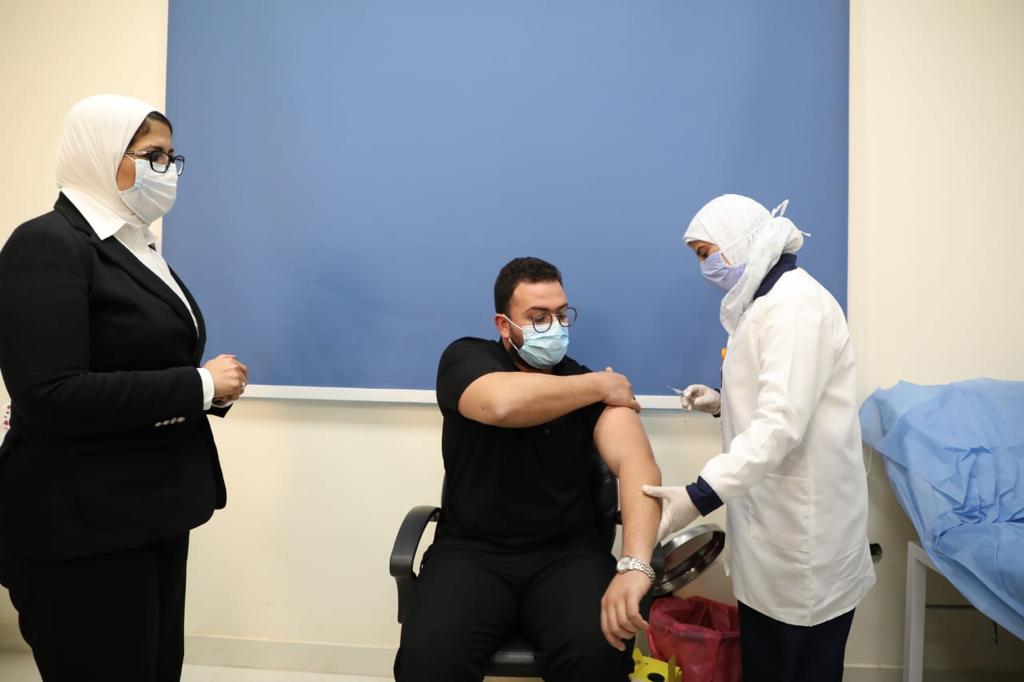 أول طبيب يحصل على لقاح كورونا في مصر